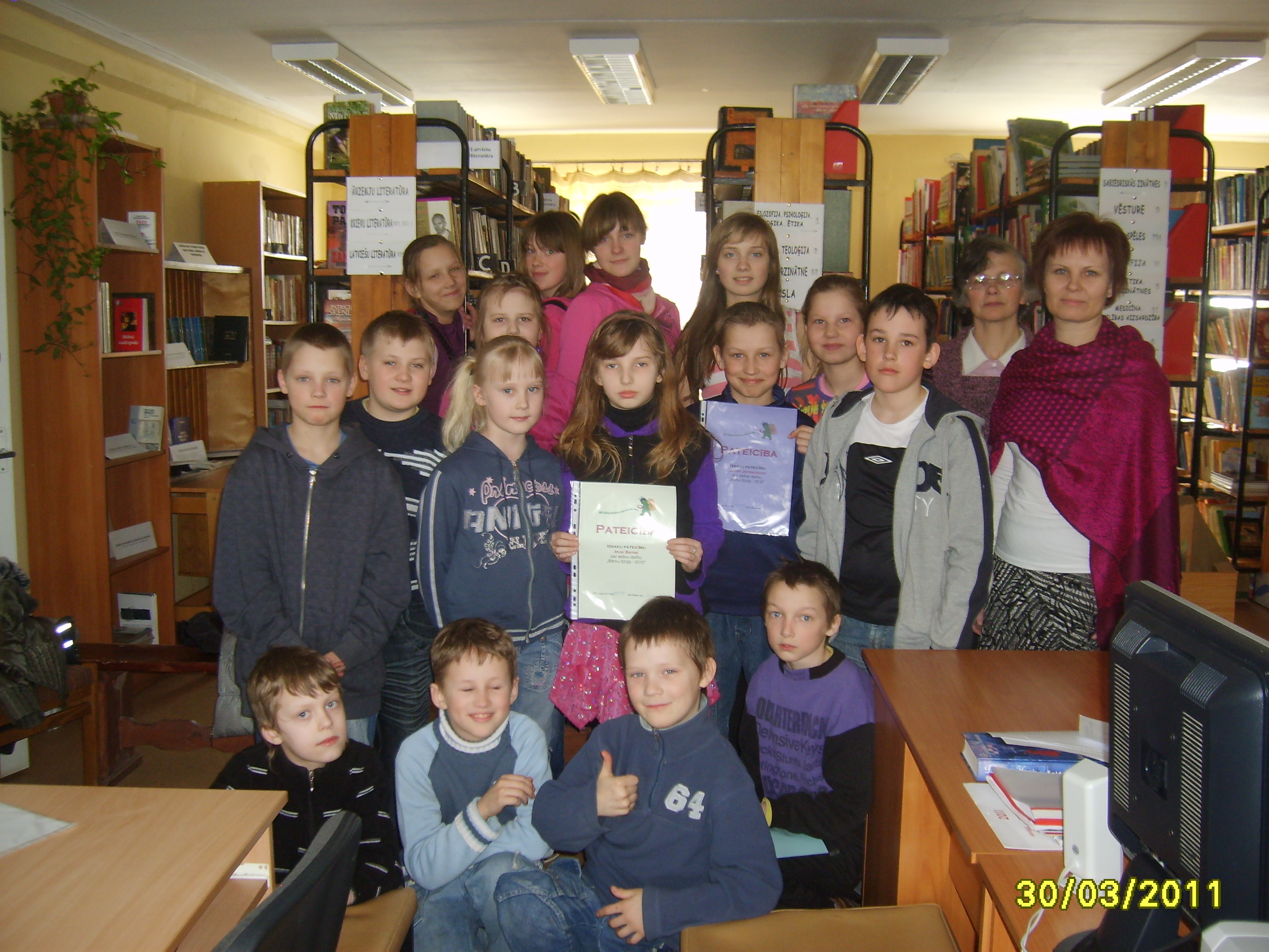 Bērnu žūrijas - 2010 dalībnieki,
 darba grupas vadītāja A. Griestiņa un skolotāja L. Kokoreviča.